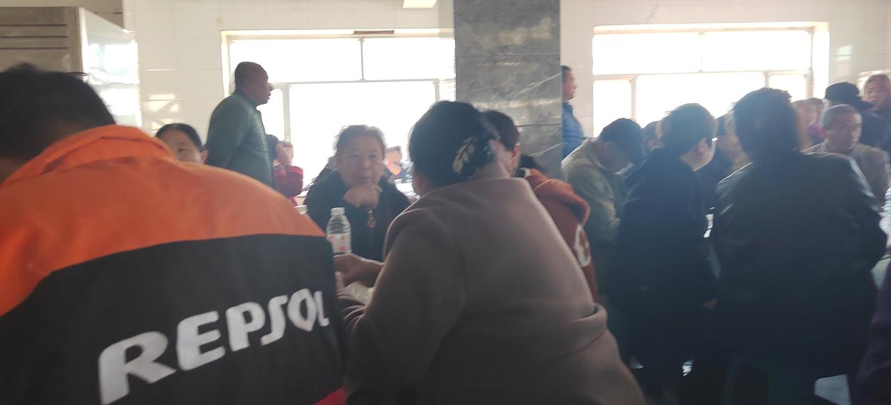 今天去农村坐席，我们早早就到了，其他人大部分也都到了。大约九点时分，基本都坐满了