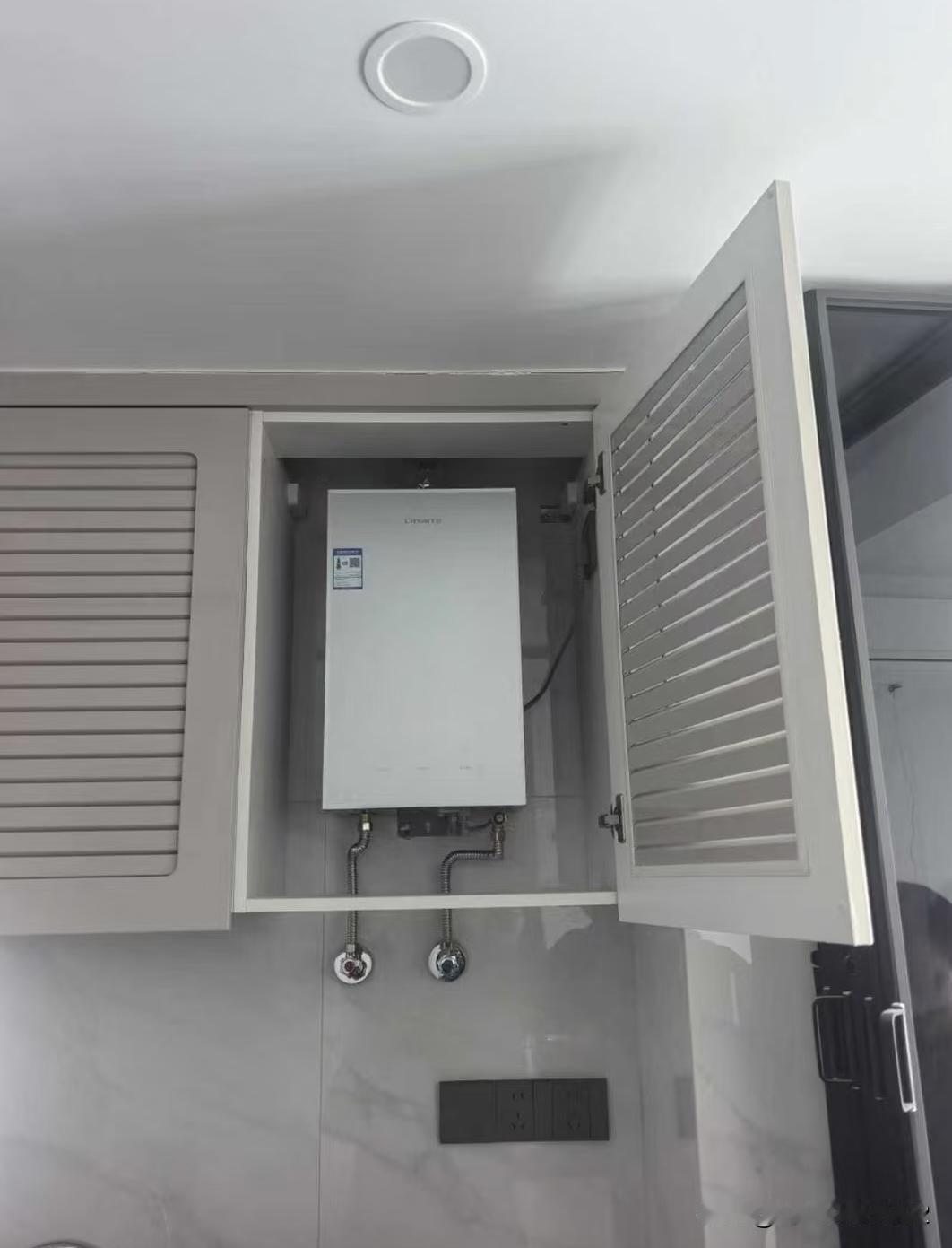 燃气热水器可以安装在柜子里吗？可以安装在柜子里的燃气热水器，但是需要留吸氧气的