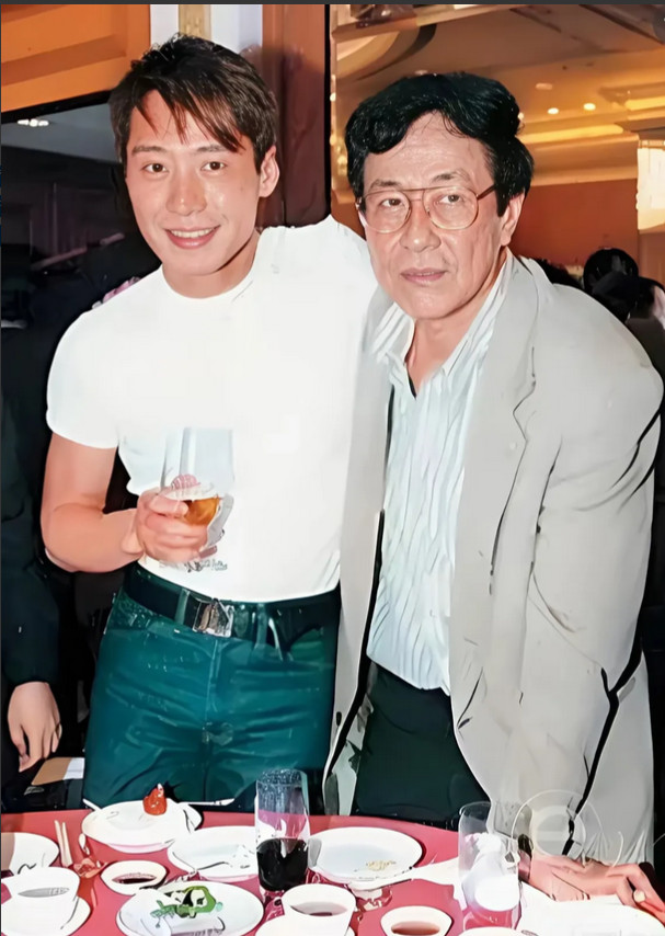 黎明的帅气果然遗传自父亲。他的父母都是北大高学历，曾是纯美校园恋，后因父亲黎新生