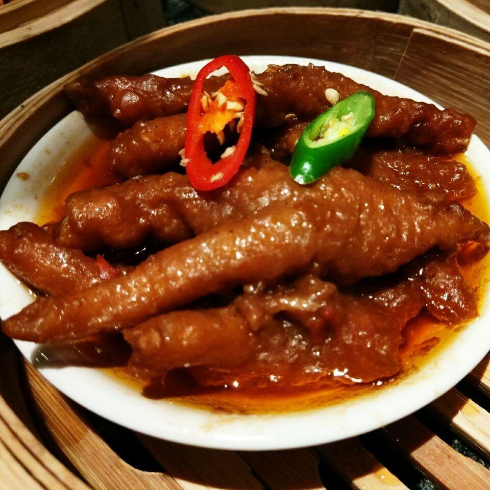 去了一趟香港回来的老表说，没去香港时，人人都说天堂世界，去了回来之后，老表说香港