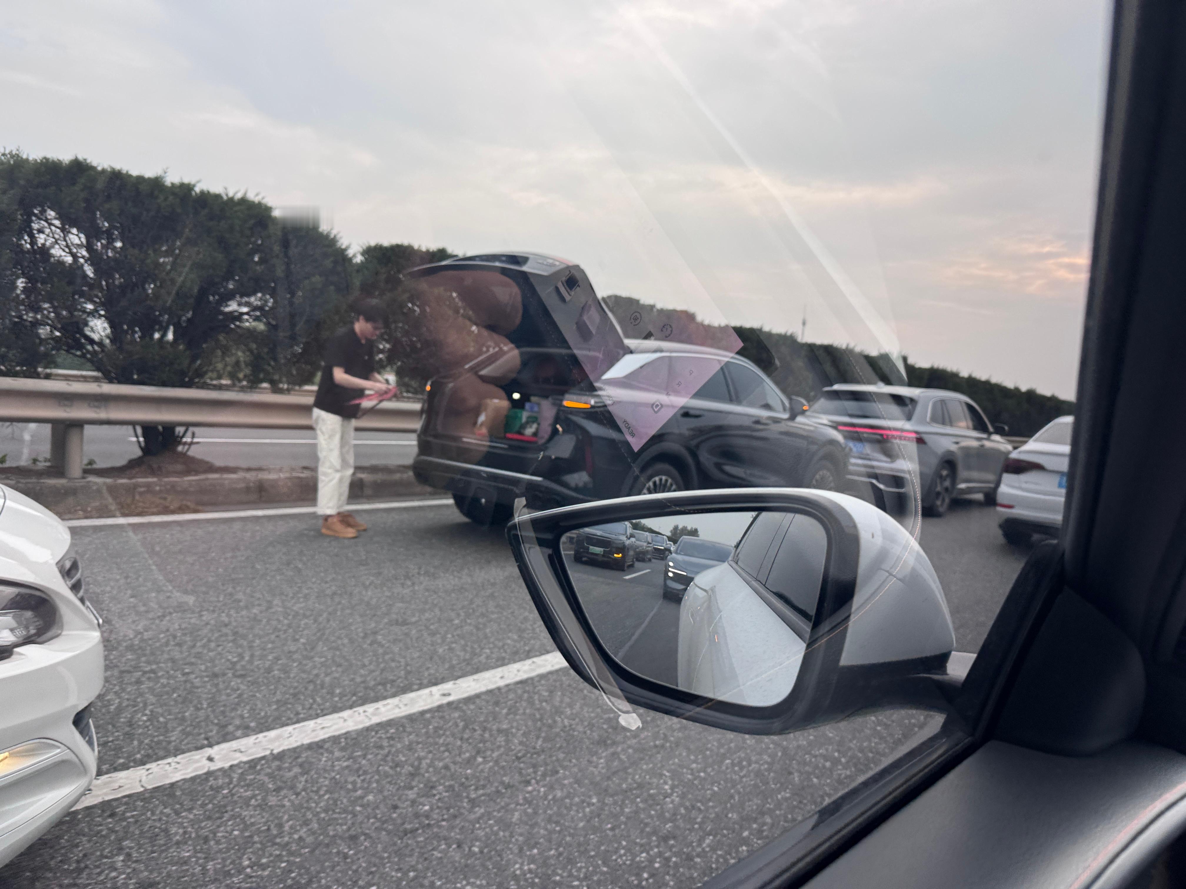 这两个人竟然原地竖起警示牌，我是真的服气…屁大点事儿，两车都能正常行走​​​