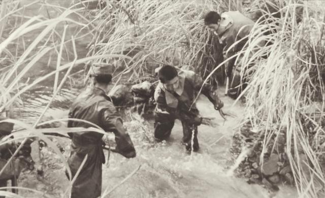 1994年的一天，驻彰武县某工兵连战士施工修路，夜里去街边小饭店吃饭。谁料刚坐下