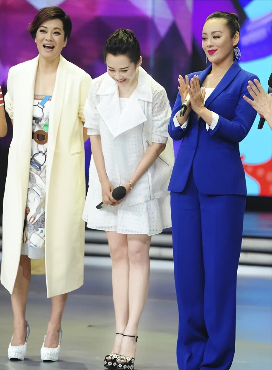 多年过去，《花儿与少年2》依旧被网友反复考古复盘，其中毛阿敏与许晴从亲密抱团到彻底疏远的关系变化，堪