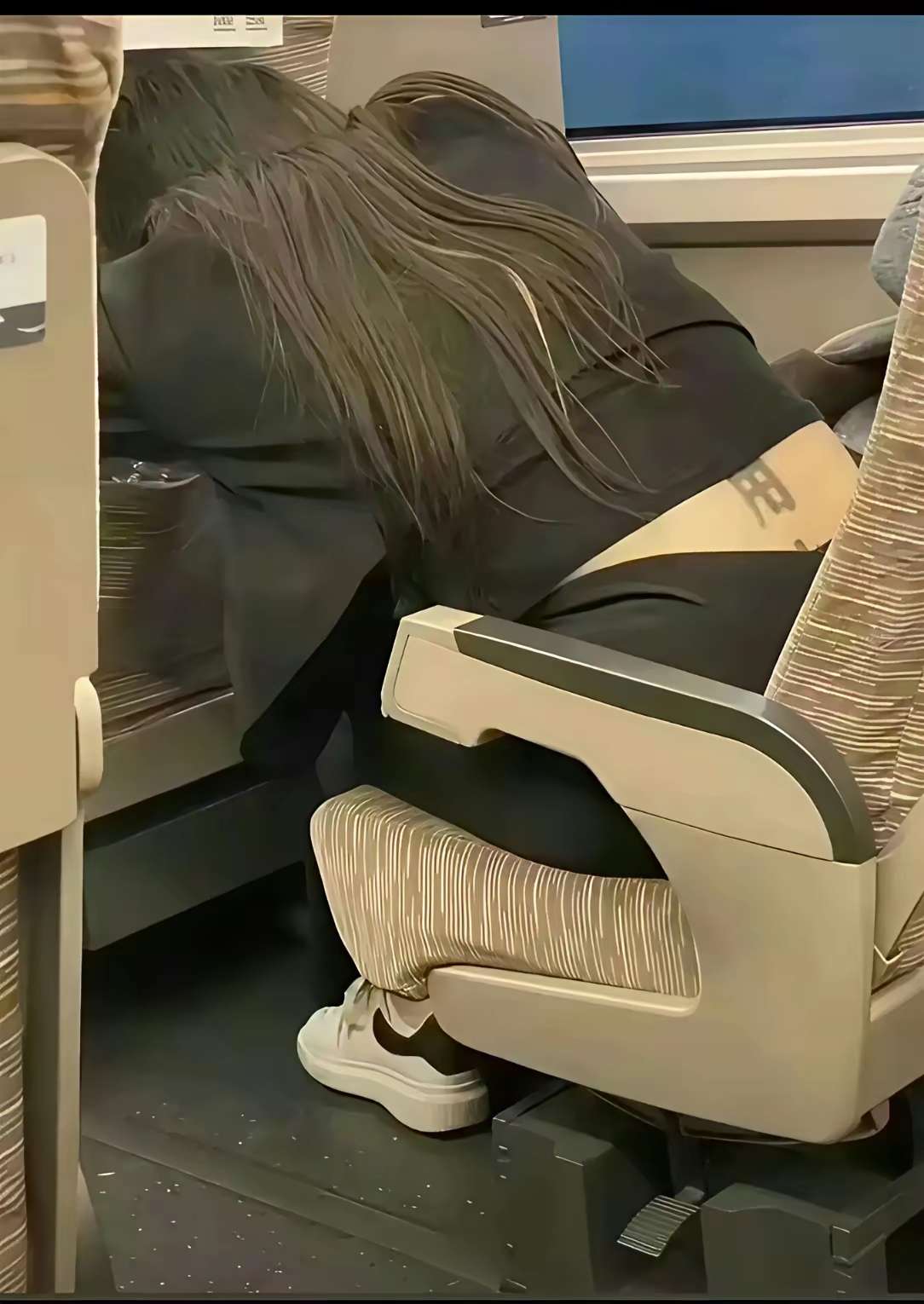 高铁上遇到的，看不清是啥字，又不敢靠近认真看！