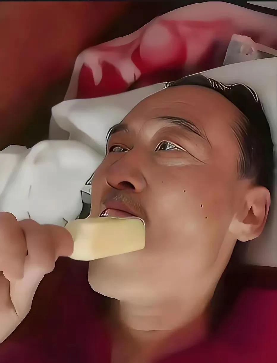 有个男的肺癌晚期，才做完化疗，突然特想吃根冰糕。老婆劝他：肺癌吃不了凉的，吃了怕