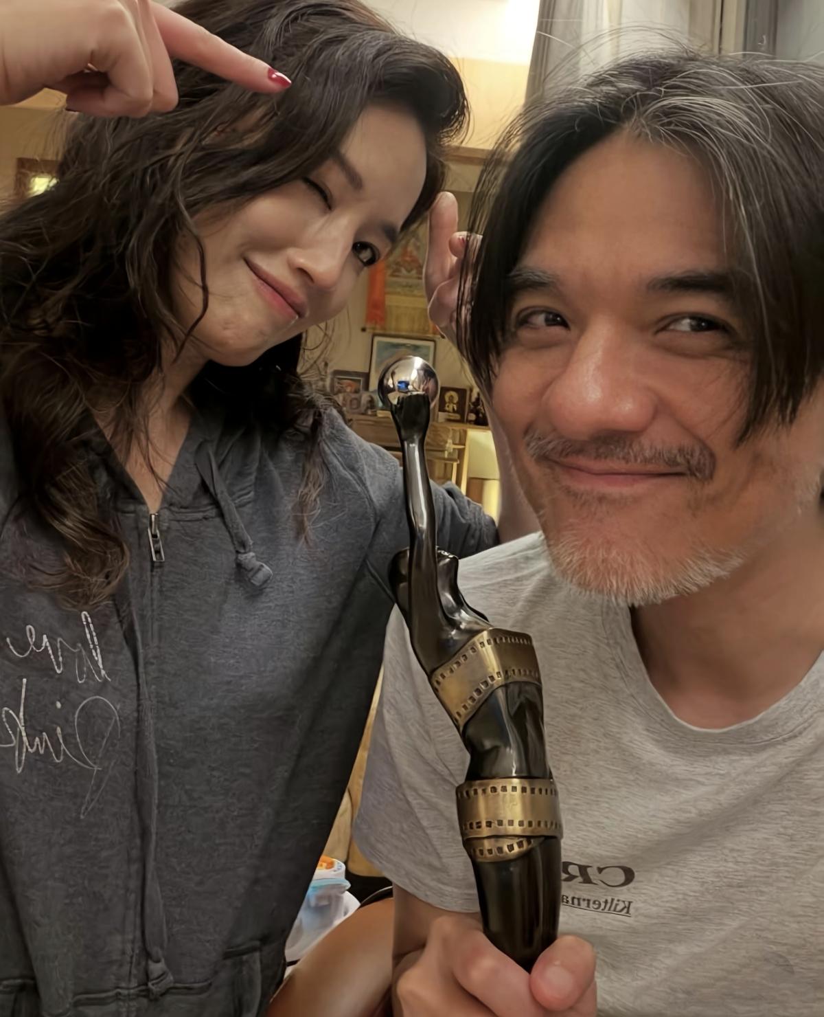 真没想到冯德伦的鼻子比成龙的鼻子还要大，以前怎么没发现，这俩夫妻也是搞怪王。舒淇
