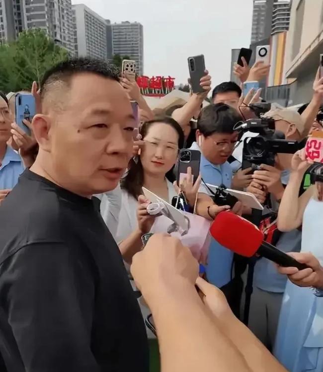 老于可能是真的心凉了！最近，胖东来管理层突然集体发声支持于东来，看起来像是统一