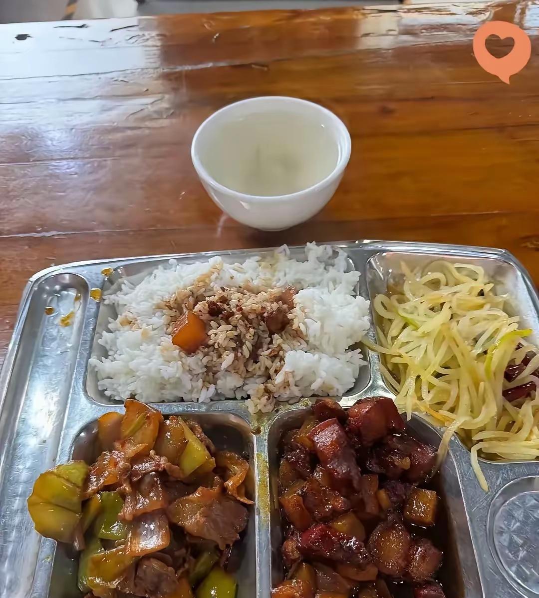 25元，贵不贵？一位江西网友懒的做饭了，到饭店要了一份快餐，三菜一汤，要了他25