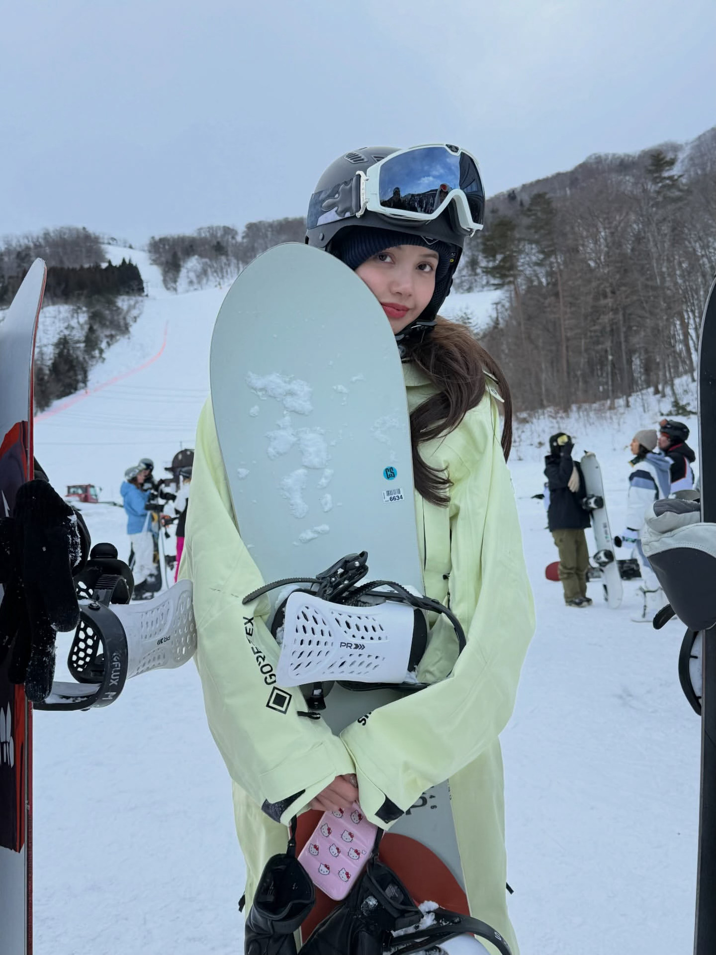 Lisa现身雪场❄️演绎NikexJacquemus联名滑雪服。这个淡黄