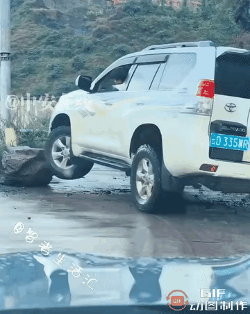 网友都震惊了！云南，一颗大落石挡住道路，驾车过路的男子见状，没有下车清除大石头，