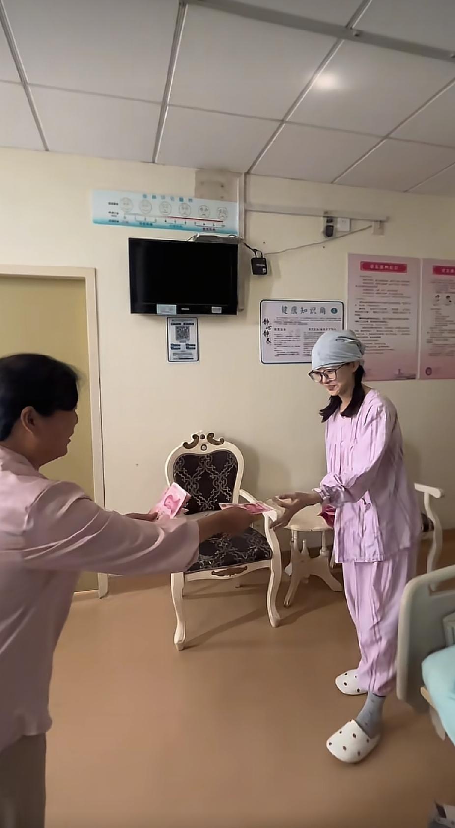 儿媳妇产后畏惧下床走路，婆婆做出的一个举动，让人看着直呼感动了。儿媳妇在医院