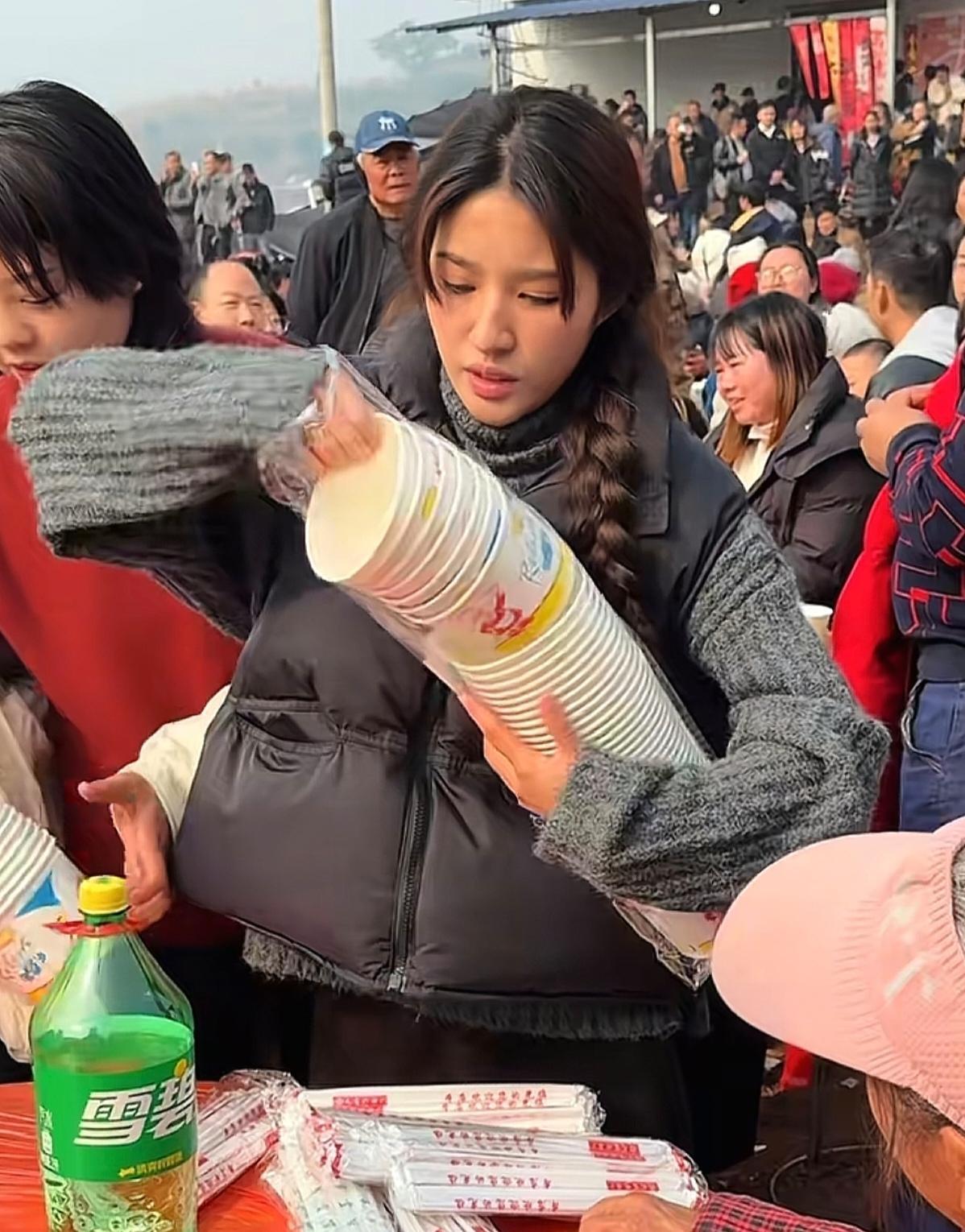 因“我爸在杭州当保安”而走红的网红“阿梓不可爱”。今天在四川南充村里，举办了“刨