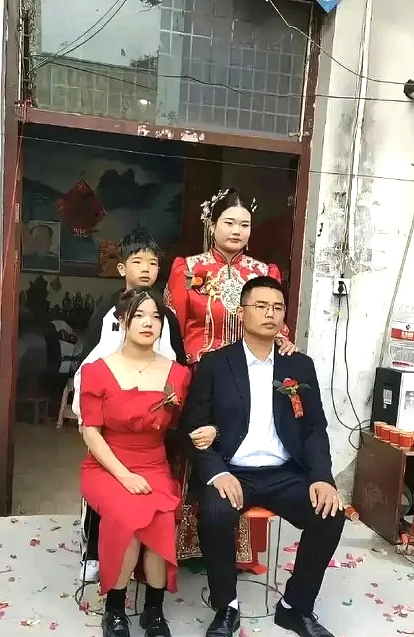 一家四兄妹合影咋被你们误解成这样了？