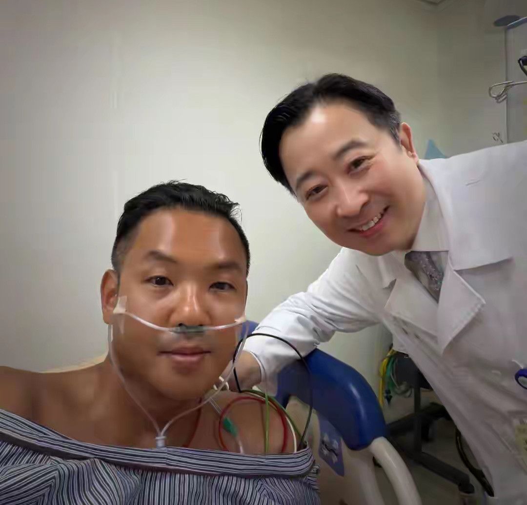 陈建州这次给所有中年人上了一课。这哥们以前身体好在群内是出了名的，健壮的像一头牛。以前他还是省队的篮