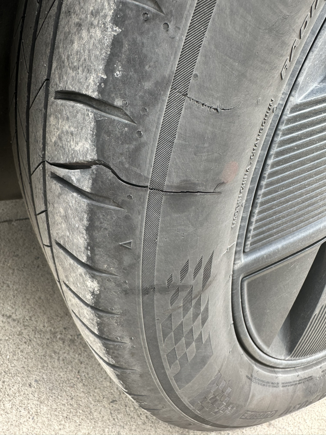 这个胎怎么这么容易裂4万5公里，已经漏线了，一路裂到里面