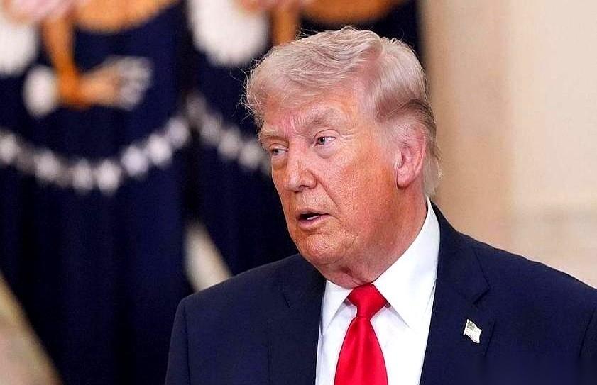 “你敢不敢制裁中国银行？”记者会上这一嗓子，直接把特朗普架到了火上烤。他梗着