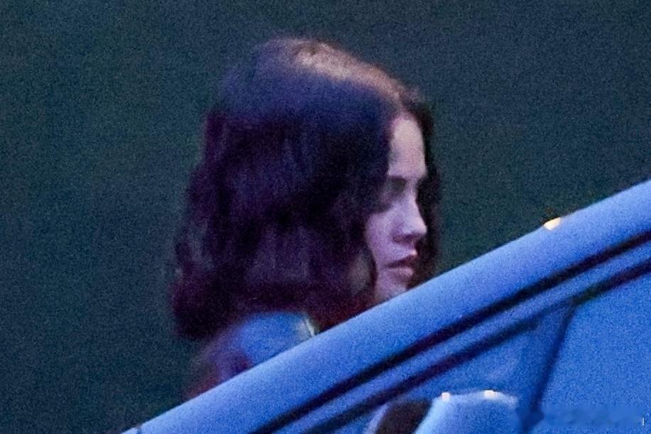 SelenaGomez赛琳娜戈麦斯回到了洛杉矶，和朋友一起外出约饭​​​