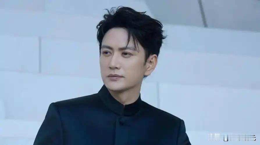 演员王仁君说：“我最开始接到邀约，并不是让我演盛长柏。进组很久，我都没有抓住这个