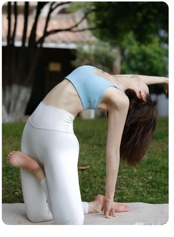 练瑜伽美女今年二十六；练习瑜伽没间断；只有地点能允许；随时随地都坚持。