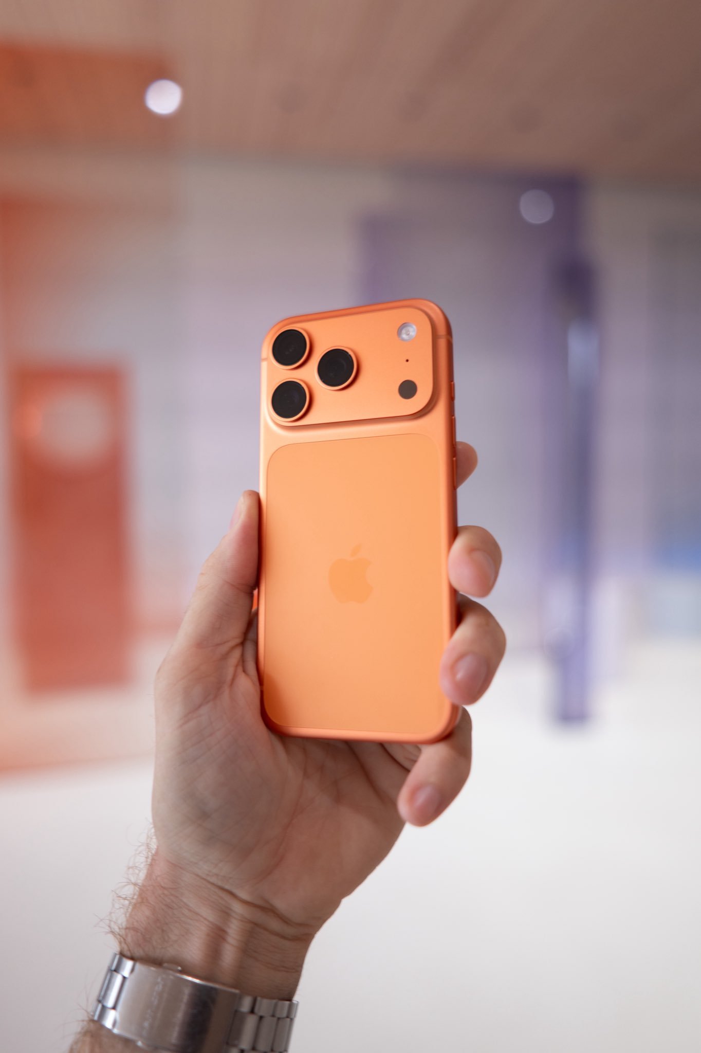 iPhone17买哪个颜色好看今年iPhone17Pro系列，橙色绝对是毫无疑