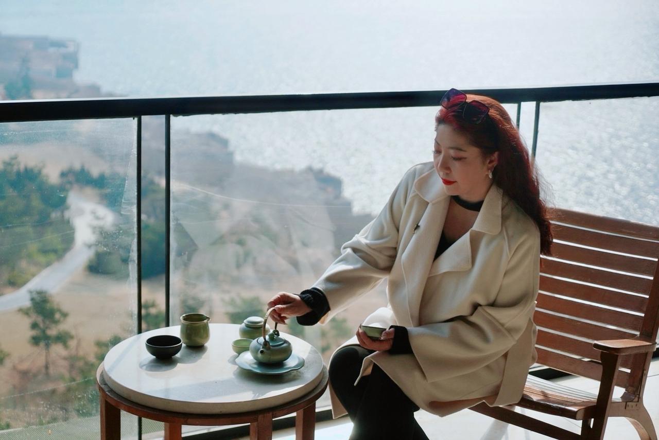 来到熟悉的青岛涵碧楼酒店，一年一会的度假之地。冬日的海边褪去了喧嚣，还原度假的本