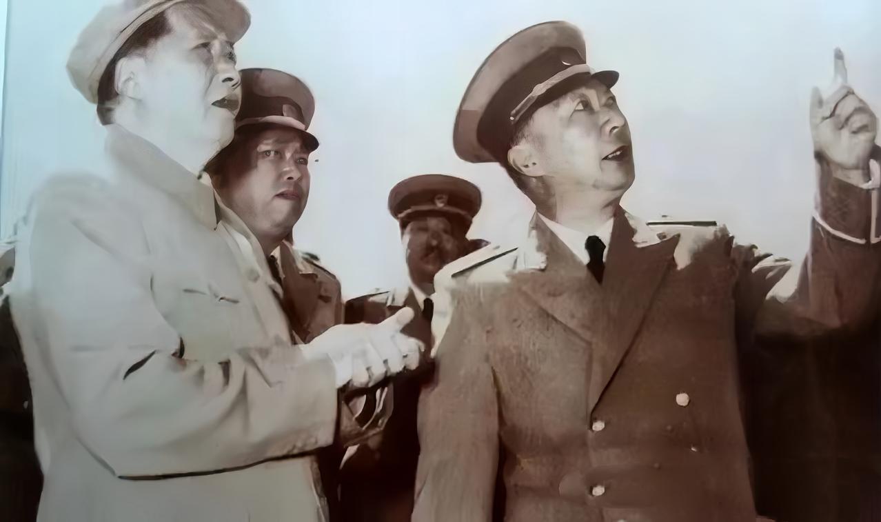 下图是毛泽东和福将聂荣臻的一张抓拍照，这样的照片，聂荣臻还有很多。聂荣臻晚年，想