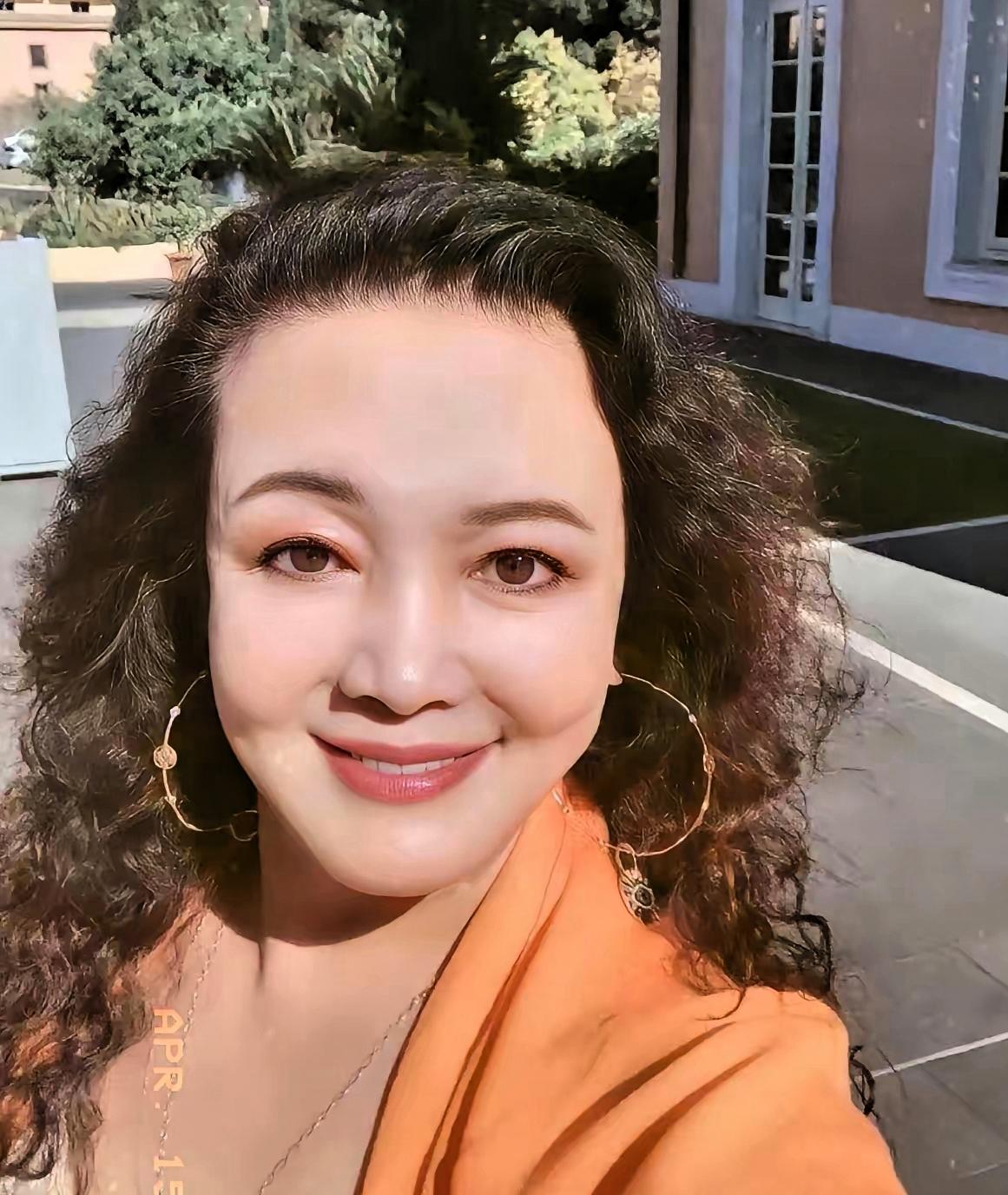 兰姐想管家，把那套东西摆上网。大家都在想，这算怎么回事。马小梅不太顺，看着有点拧