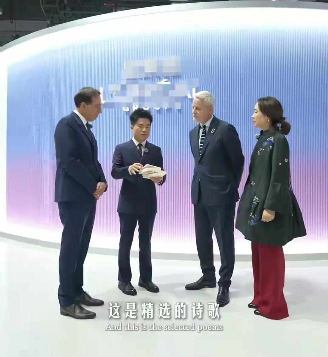 董宇辉台上跟老外交流，单数说成复数，被李阳吐槽问题不小引热议。11月13日，