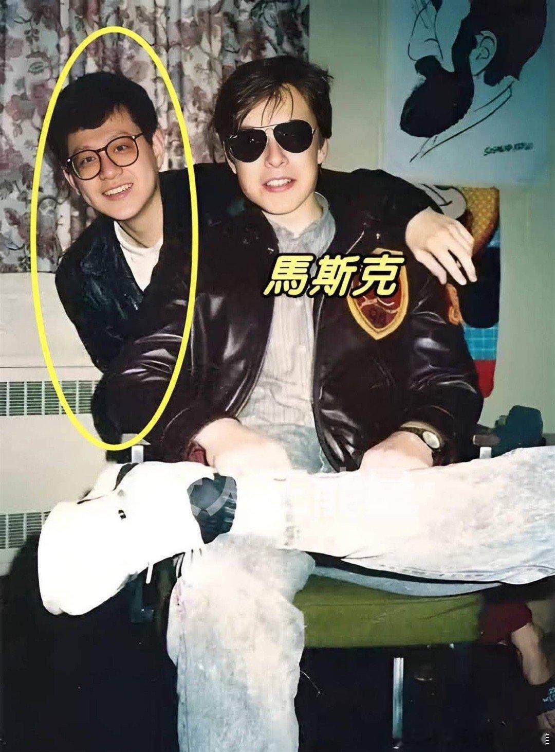 看马斯克当年和室友合影的那个拽样，就知道他在大学时期有多牛掰了！1995年马斯克