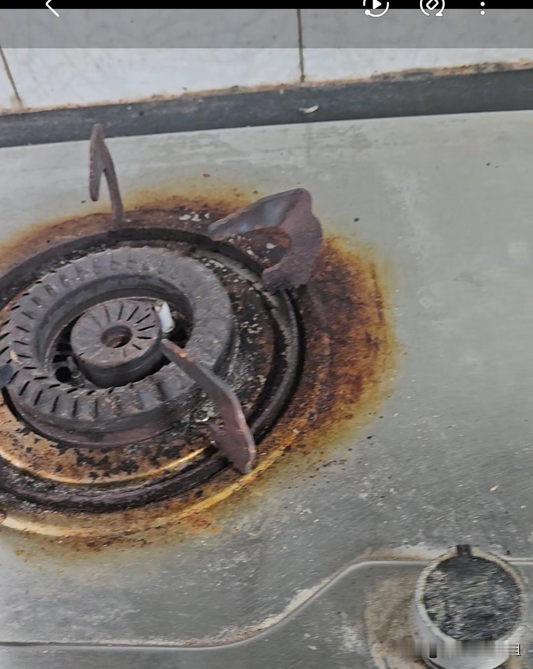 我是做家政的大姐。又是忙碌的一天，帮大爷家擦拭厨房。下图是煤气灶擦拭前后的对