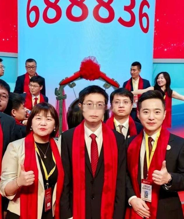 宇树科技成功上市，王兴兴却满脸不高兴，王兴兴不高兴的照片刷爆了全网。主要原因网友已经从网络中找到了，