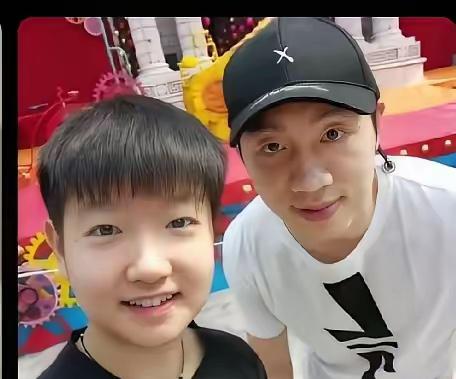 谁能想到，如今手握多家体育公司、忙着打理生意的许昕，会重新穿上队服，站在训练馆里