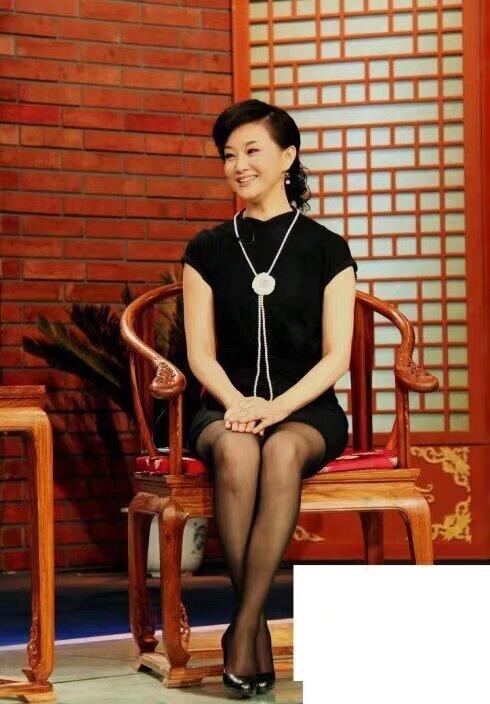 两大美女都喜欢穿长筒丝袜，庄重。现在好像穿长筒丝袜的女生不多了，大多数光腿穿裙子