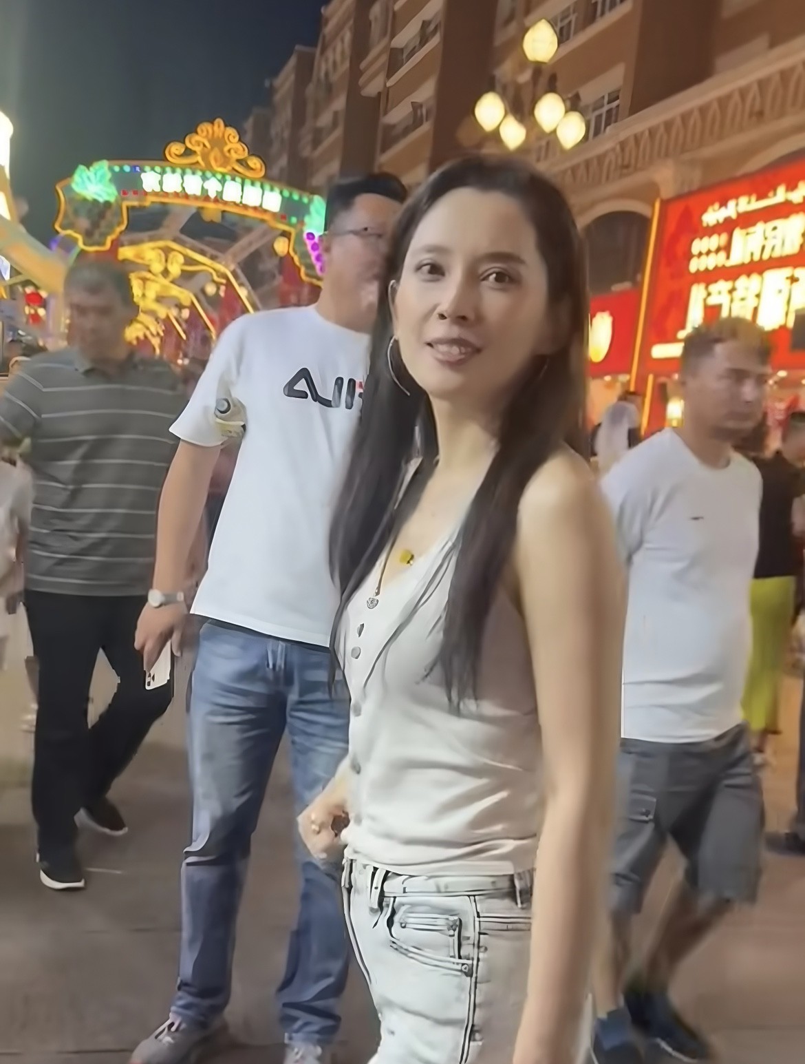 汪峰现女友森林北新疆街头被偶遇！长得真一般没有网上吹的那么好看。