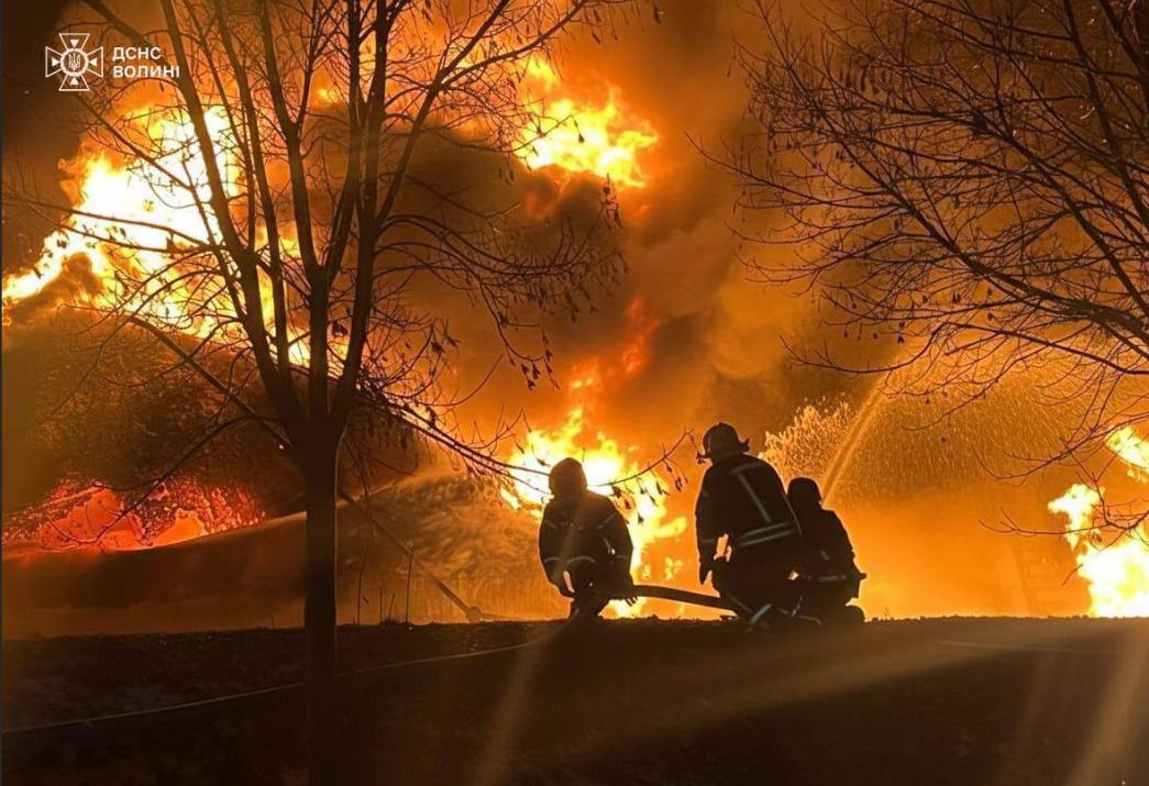 “炸！炸！炸！2026年第一炸！”当地时间2026年1月1日新年深夜，俄军轰炸了