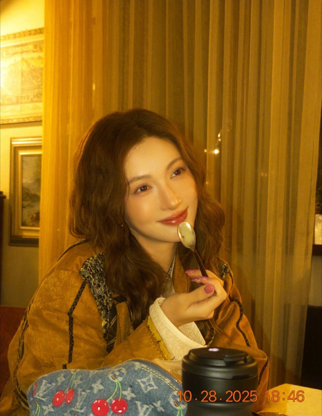 这是哪个童话里的洋娃娃跑出来啦！金晨吃好吃的东西要闭眼哈哈哈哈哈哈哈哈