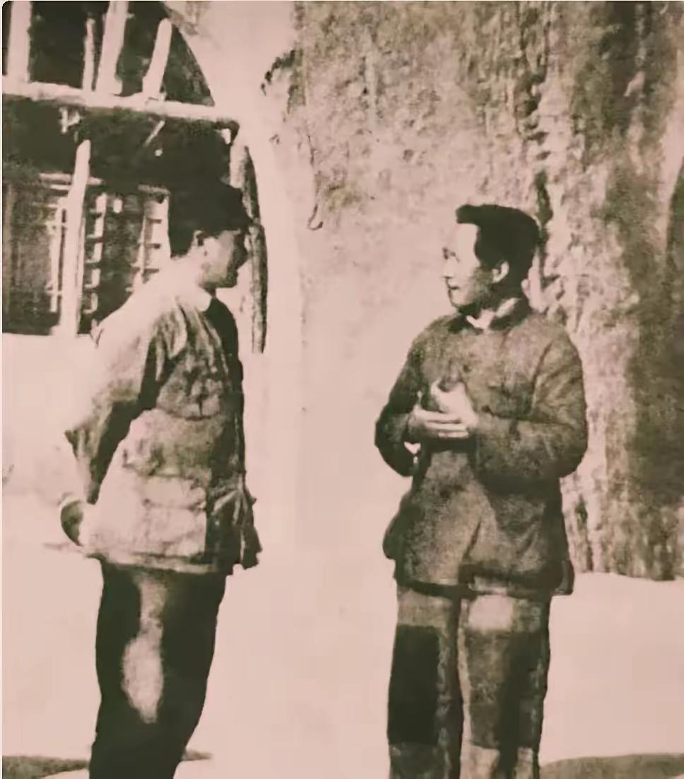 延安老照片：伟人窑前交谈，虽模糊却震撼人心一张模糊的延安老照片，让无数人红