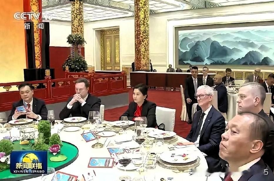 一直以为国宴就是那种豪横的满汉全席，一群人围着圆桌推杯换盏。直到深入了解后才发现