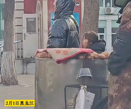 黑龙江，一大爷在街头卖地瓜，可仔细一听大爷喇叭里叫卖时才发现，大爷卖的竟是168