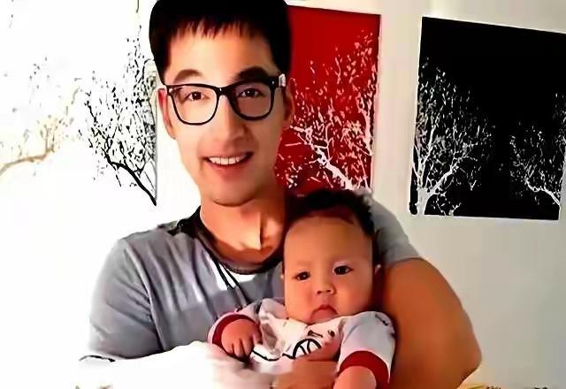 胡歌现在最开心的​不是赚钱​也不是陪老婆​而是和女儿在一起​​​