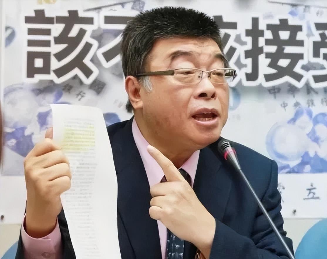 邱毅再度回应黄智贤：“你曾经也说过，等到有一天那些人会连夜绣红旗！可是当有人高举