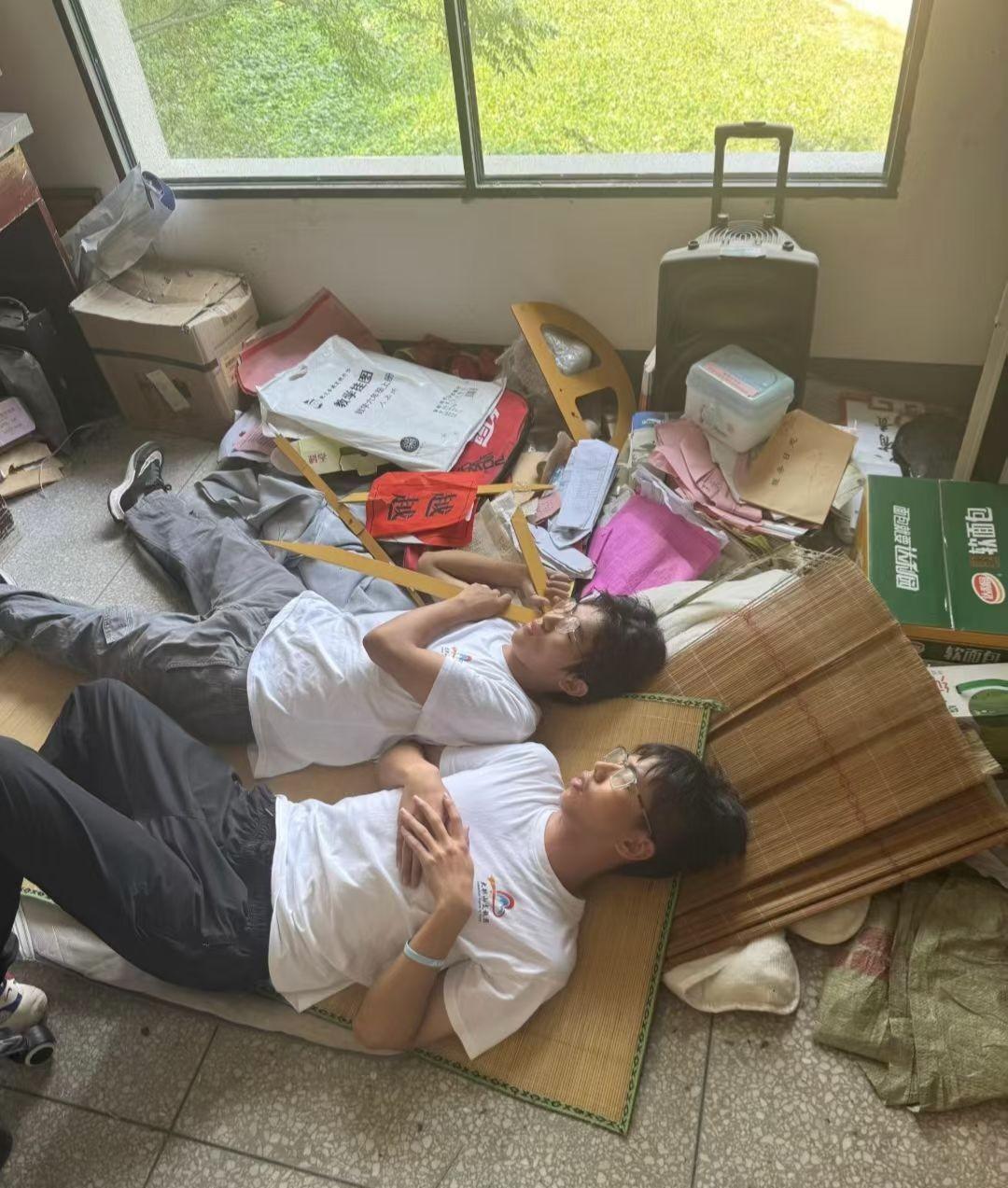 还记得几年前大学毕业，我选择了去支教。那天凌晨三点，教室与校门口挤满了报名的家长