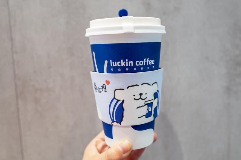 瑞幸咖啡这次和线条小狗联名，本是让人期待的事儿，谁能想到杯套上出了岔子。宣传语“