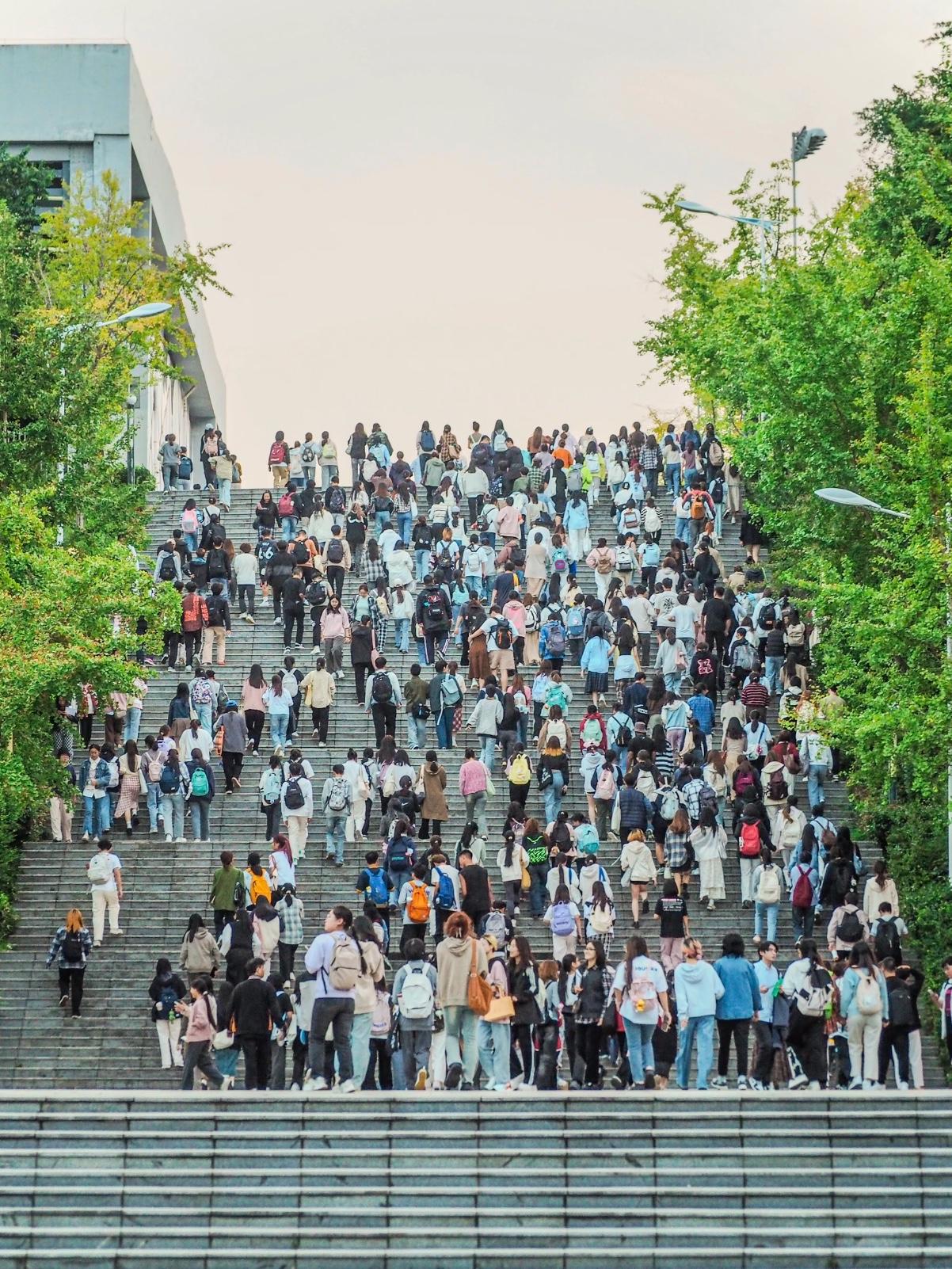 你以为大学生毕业就“卷”私企？这10个“铁饭碗”才真香！1、第一金饭碗：公安