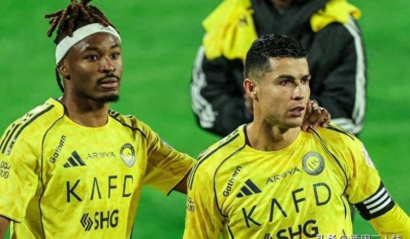 C罗伤病升级引爆世界杯倒计时，六度征战命运悬而未决夜幕下的足球场，谁能料到一