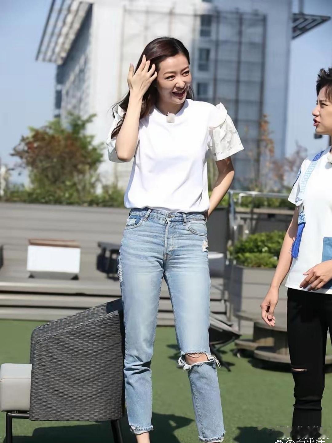 熊黛林身材比例出众，身姿线条优美动人，魅力十足格外吸睛。