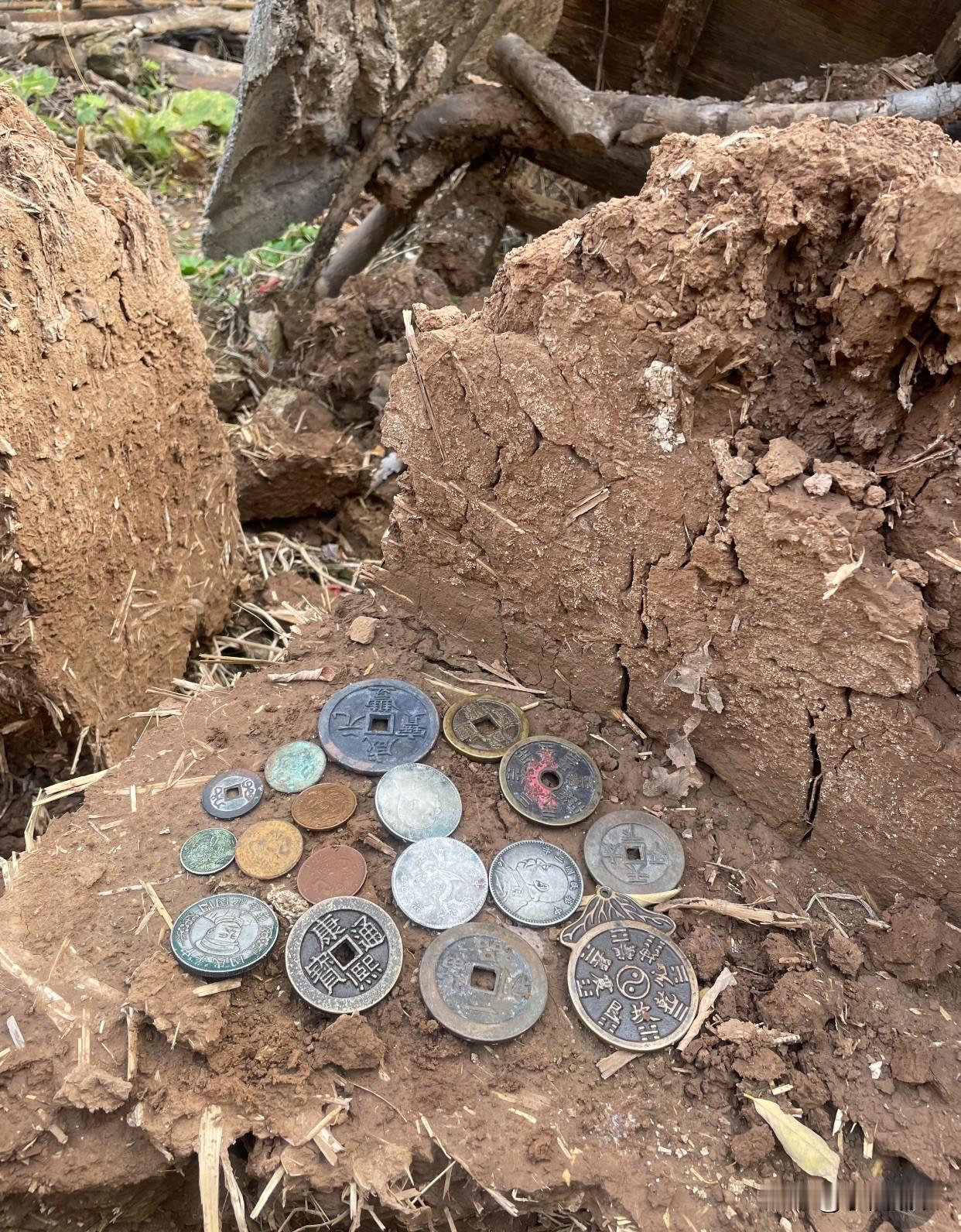 翻新老房子，发现了这些东，有懂行的帮忙看看，发财了吗？