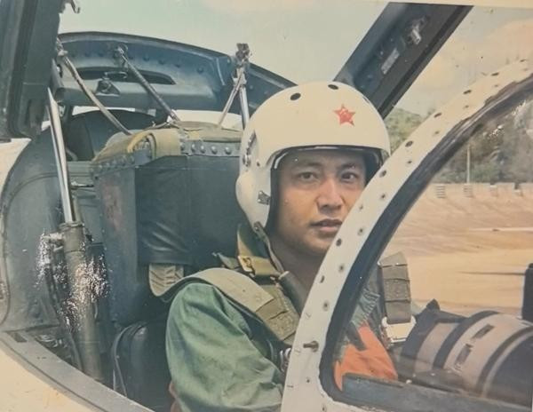 【海空卫士王伟牺牲25周年】2001年4月1日，美军一架侦察机擅闯我南海上空。海