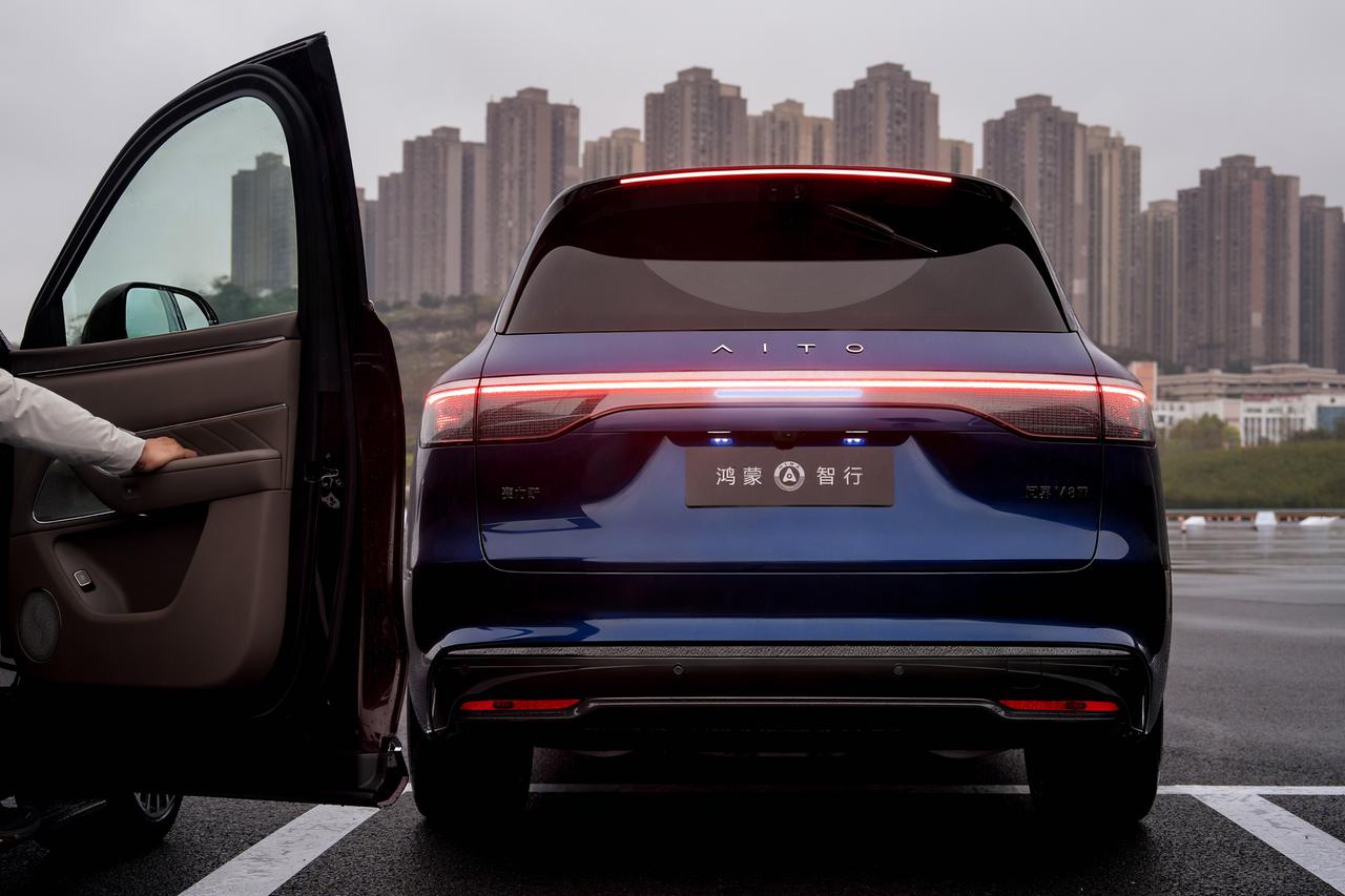 家庭旗舰的全能安全，问界M8给出了满分答案什么是家庭旗舰SUV的终极安全？不是