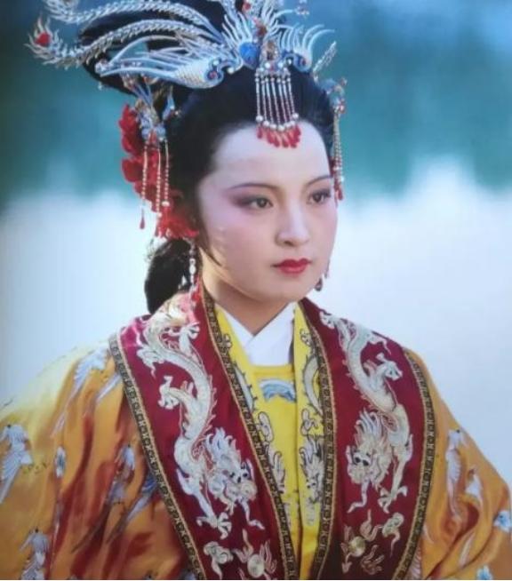 《红楼梦》中，贾元春死的非常惨，被太监夏守忠用弓弦勒死，元春到底犯了什么大错，让